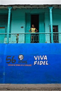 Cuban kids with Viva Fidel mural