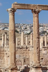 Jerash roman ruins in front of the modern town